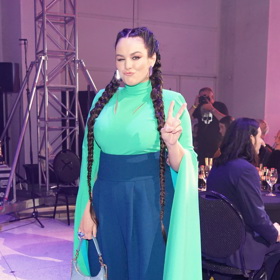 Zelená varianta s pečlivě sladěnými střevíčky bourala mýty o nesouladu modrých a zelených tónů. Ewě to v outfitu s dlouhatánskými rukávy neskutečně slušelo.