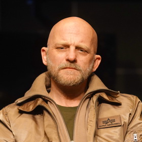 Hynek Čermák hraje drsňáky jistě také díky holohlavé image.