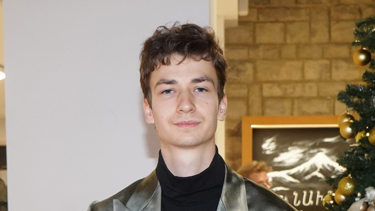 Galerie Antonio Šoposki září ve snímku Tancuj Matyldo Mladík šlape na