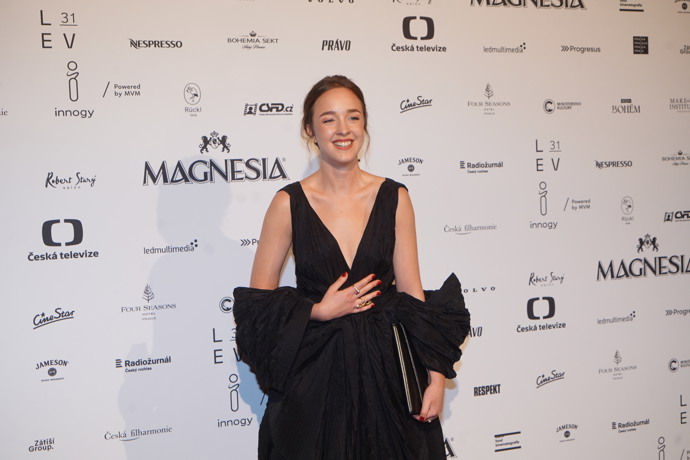 Denisa Barešová doplnila černé šaty šperky Dick Wolf.