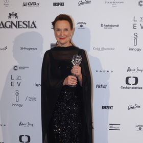 Nádherný model vynesla letos také herečka Milena Steinmasslová. Flitrová róba s šifonovým prvkem pochází od návrhářky Tatiany Kovaříkové.