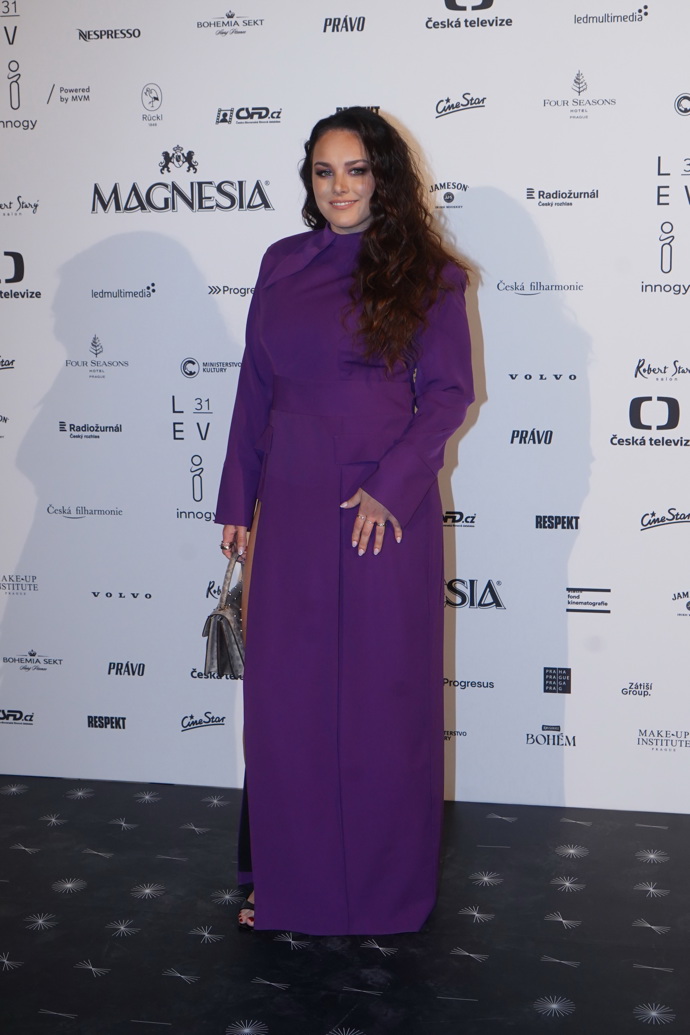 Fialové šaty jsme mohli vidět i na zpěvačce Ewě Farne.