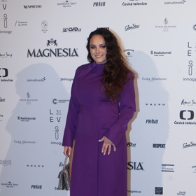 Zpěvačka Ewa Farna se na rozdíl od svých kolegyň překvapivě zahalila - neukázala ani kousek kůže v oblasti dekoltu. Pro tento večer se rozhodla pro fialovou barvu šatů.