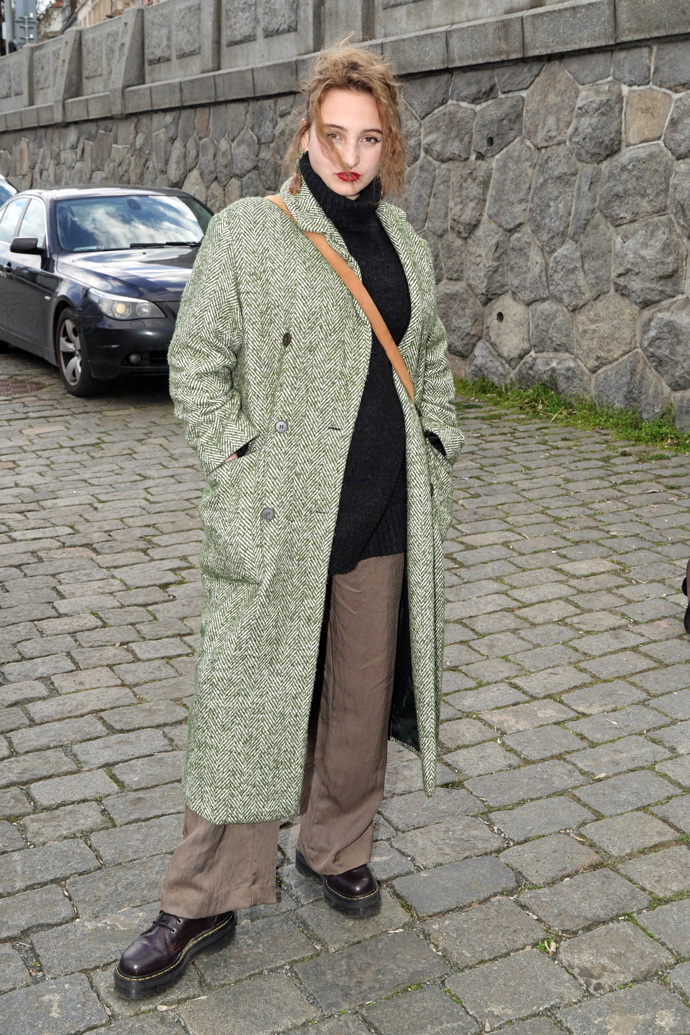 Dcera Ivany Jirešové, Sofie, v outfitu, kterému dominuje zimní khaki kabát.
