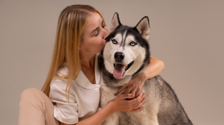 Drahuška (19): Sousedé mi tajně chodí krmit psa. Už jsme i skončili na veterině, ale stejně toho nenechají