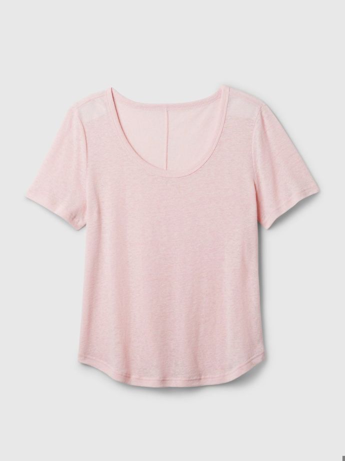 Pastelově růžová sluší i typicky letnímu materiálu, lnu. (Tričko, 
