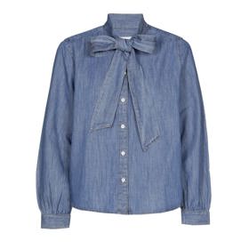 Odlehčený denim poutá pozornost, přitom nijak nevyčnívá z praktického a nadčasového pojetí šatníku. (blůza s vázačkou, C&A, 798 Kč)