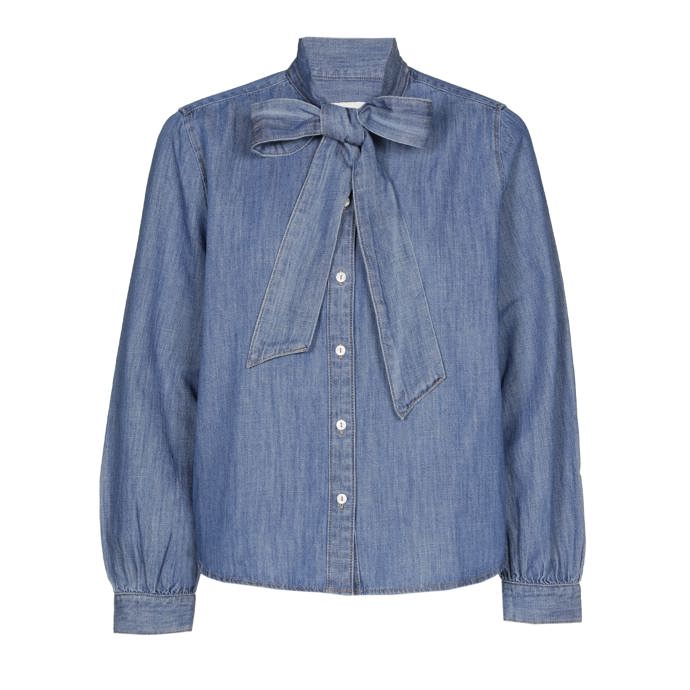 Odlehčený denim poutá pozornost, přitom nijak nevyčnívá z praktického a nadčasového pojetí šatníku. (blůza s vázačkou, C&A, 798 Kč)