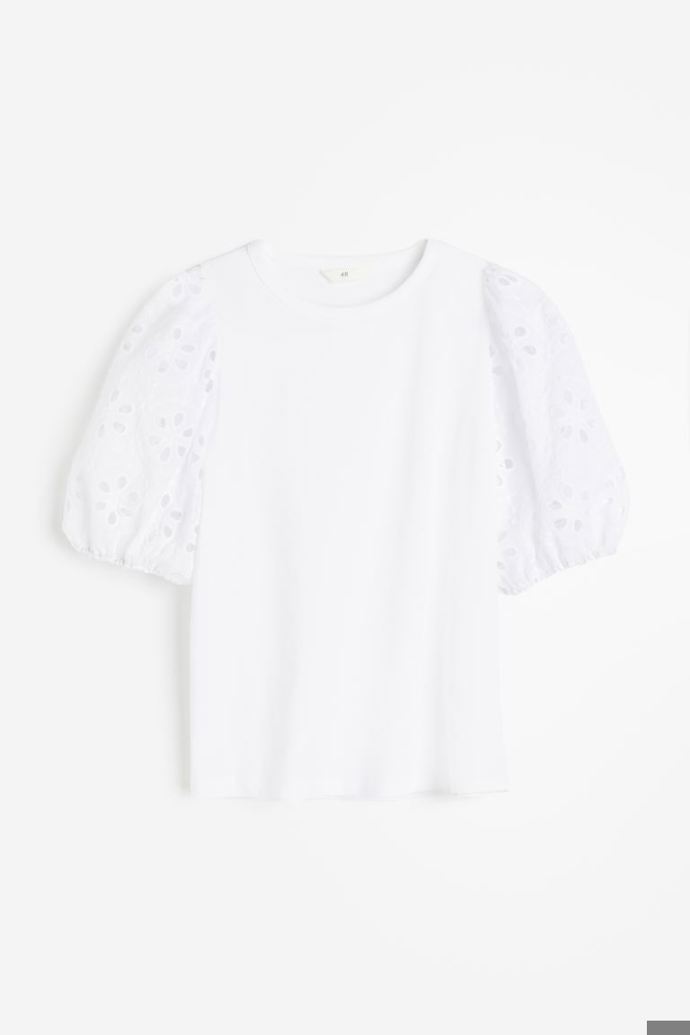 Mezi nejoblíbenějšími horními díly této sezóny nesmí chybět romantizující top. Třeba tento s madeirovými rukávy. (H&M, 359 Kč)