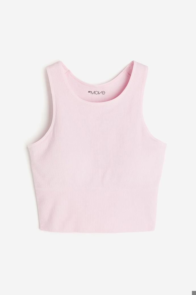 Také funkční crop top ve světle růžovém provedení vypadá jako nadějný kousek pro aktuální měsíce. (H&M, 429 Kč)