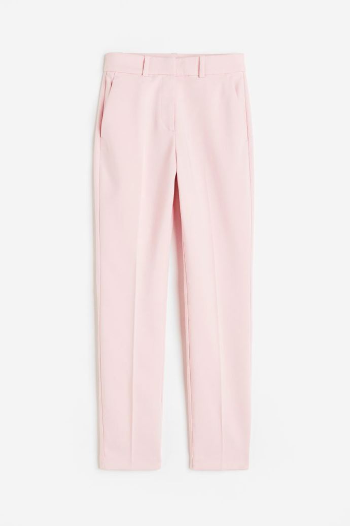 Cigaretové kalhoty s puky vypadají v odstínu baby pink velmi žensky. (H&M, 479 Kč)