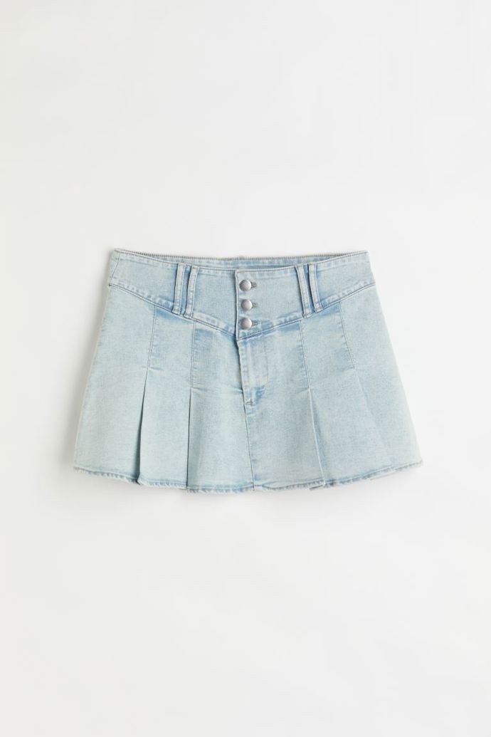Ultrakrátká džínová sukně se sklady, H&M, 749 Kč