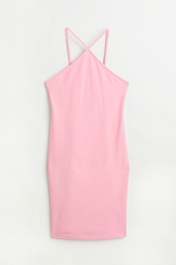 Do růžova laďte i nejjednodušší, o to však univerzálnější kousky. (Šaty, H&M, 79 Kč)