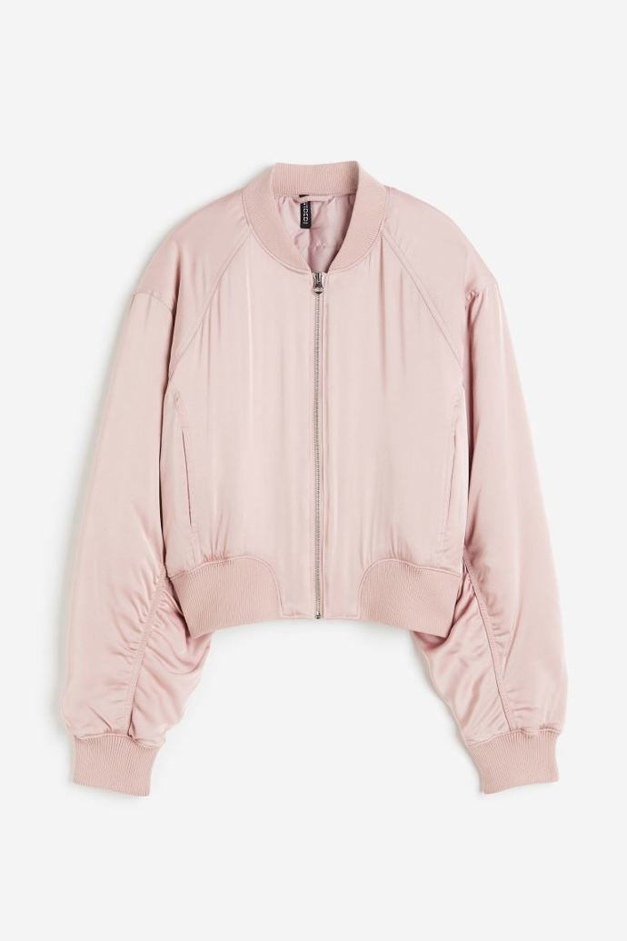 Nadýchané rukávy a sladce růžový odstín, to je odlehčený saténový bomber ve zkrácené délce. (H&M, 999 Kč)