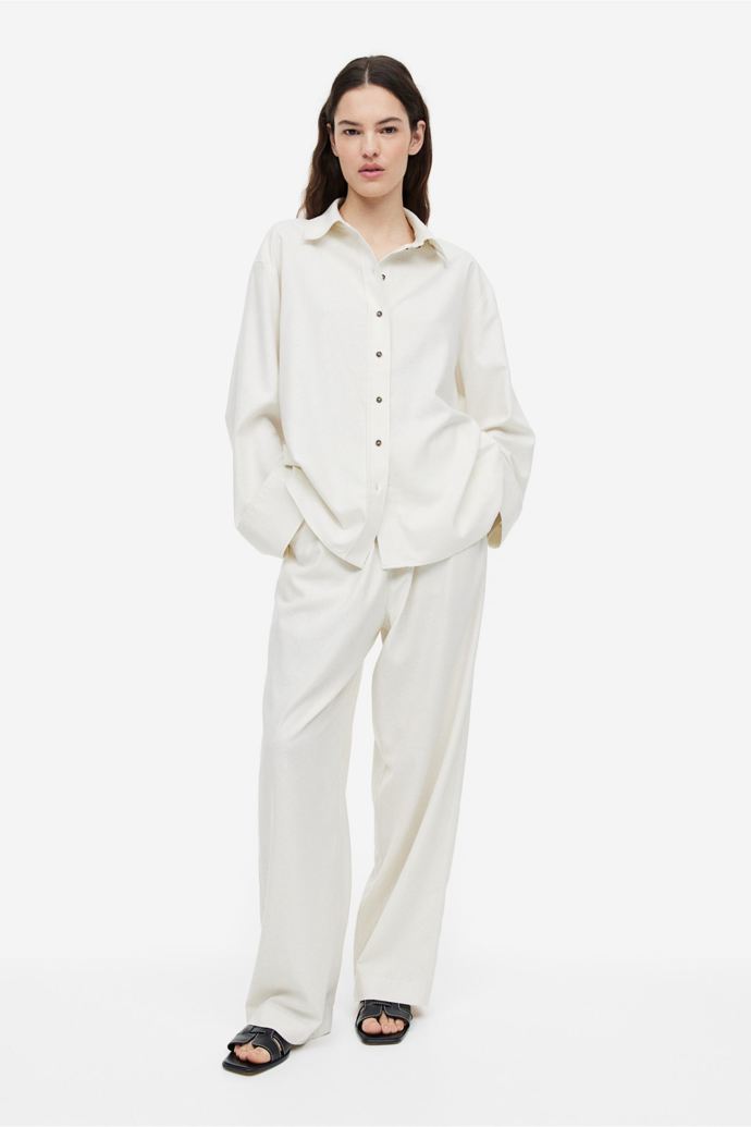 Trendy outfit ze stejného materiálu a potisku kalhot a košile. 