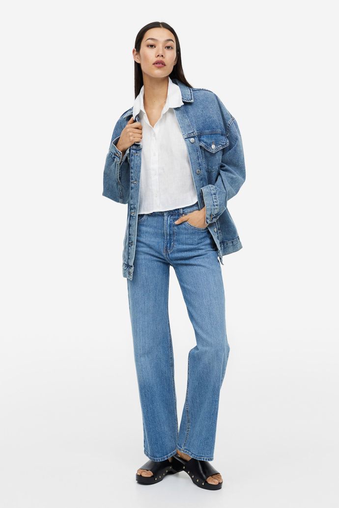 Džínová košile bude skvěle fungovat jako bundička. Košile, H&M, 599 Kč