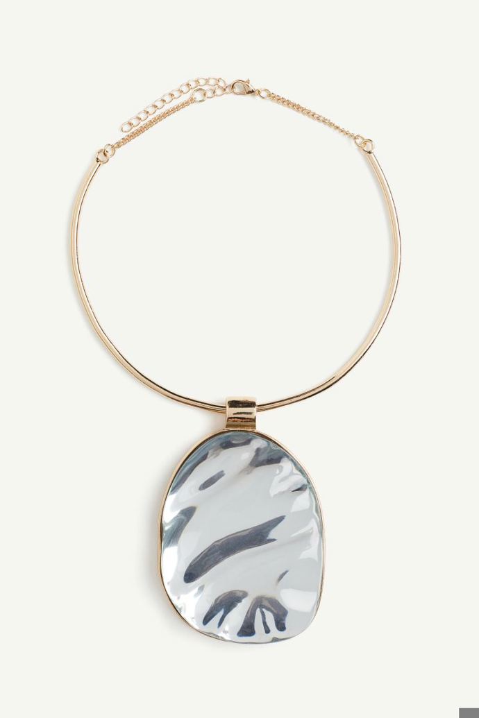 Náhrdelník s výrazným přívěskem, H&M, 719 Kč