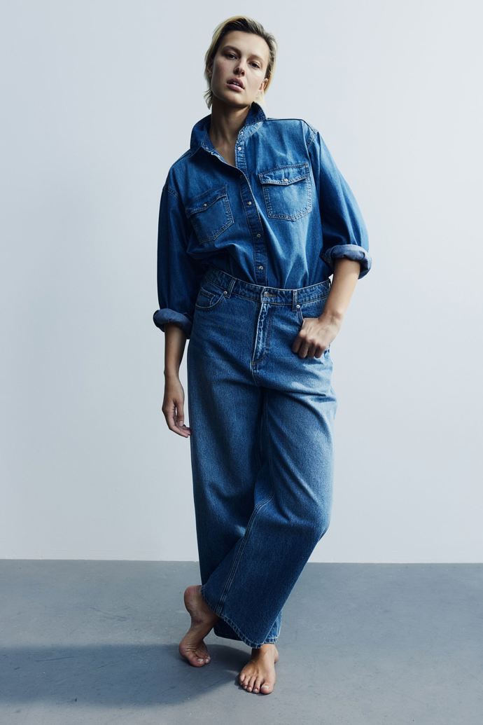 Džínová košile a její styling s džínovými kalhotami. 
