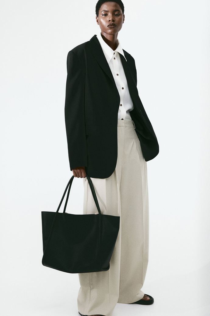 Košile pod sakem je nestárnoucí klasika a vhodná kombinace do kanceláře. Outfit H&M