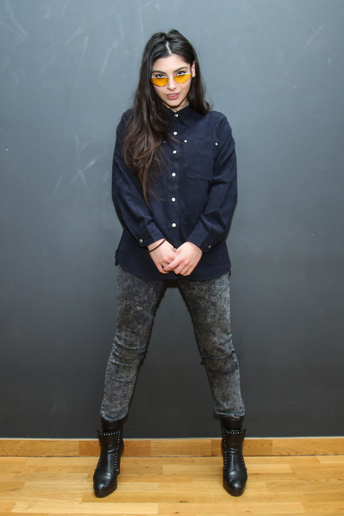 Věnuje se popu, jak sama říká, ale její image inklinuje k tvrdším hudebním žánrům.