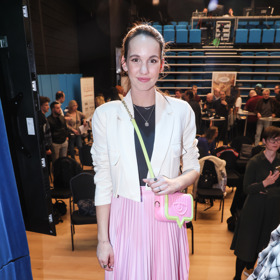Ani na tiskové konferenci Michaela Tomešová neodolala neonovým teniskám.