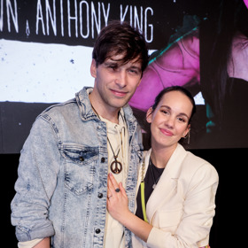 Muzikál na motivy slavného filmu kontroverzního režiséra Tima Burtona přímo vybízí k extravaganci. Michaela i Roman Tomešovi mají extravagantní kousky v oblibě.