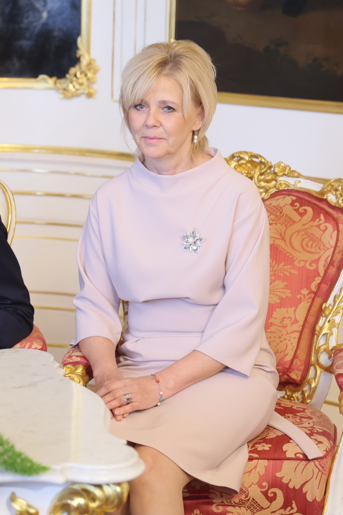 Eva Pavlová se pro příjezd prezidenta Severní Makedonie zahalila do pastelově růžových odstínů.