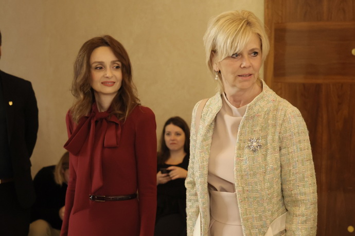 Srpen 2023, příjezd prezidenta Severní Makedonie. Eva Pavlová  oblékla pastelově růžové šaty a k nim béžové sáčko s broží. 
