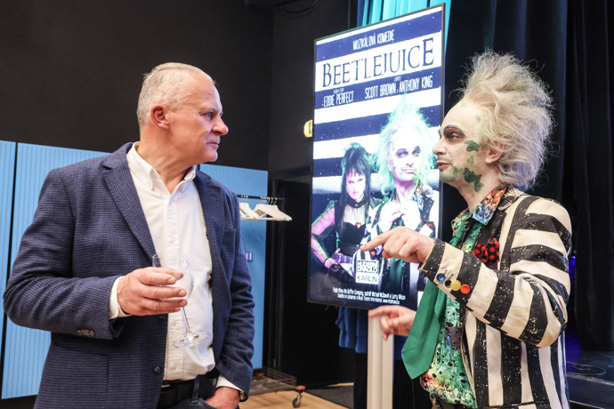 Beetlejuice Jan Sklenář během hovoru s ředitelem divadla Egonem Kulhánkem.