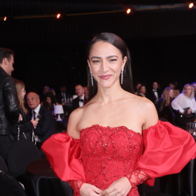 V minulých letech jsme ji mohli také v rudé róbě s balonovými rukávy.