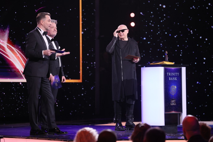 Jiří Korn na vhlášení cen Český slavík 2023 nezklamal a opět dorazil ve velmi nepřehlédnutelném ooutfitu, kterému dominovaly vysoké boty jeho oblíbené značky Prada.