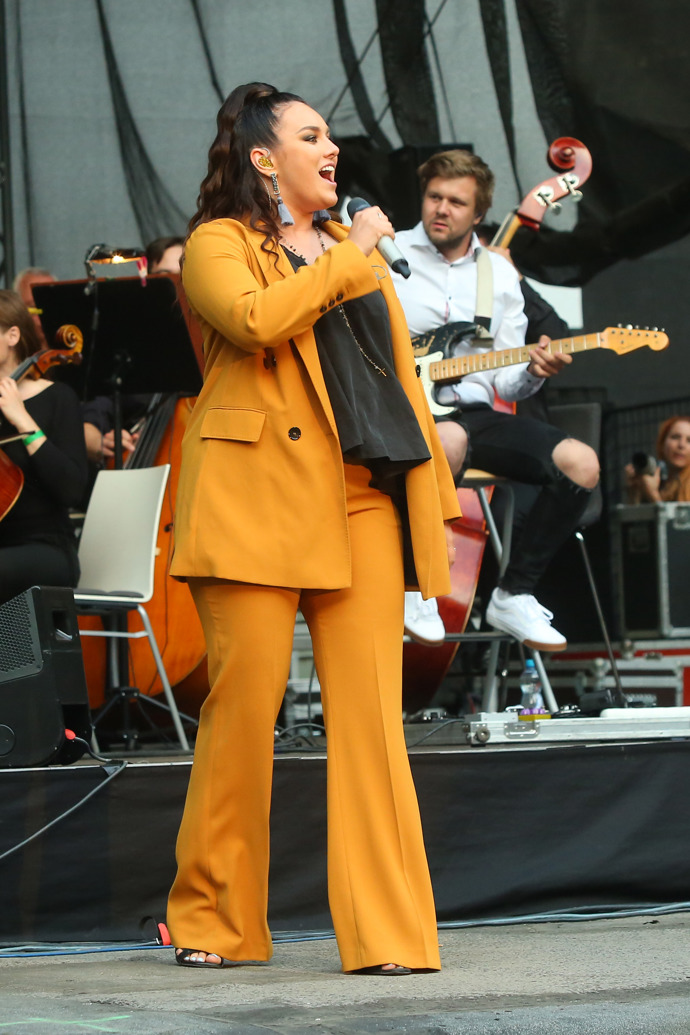 Ewa Farna ale umí být i za dámu. Třeba v hořčicově žlutém kalhotovém kompetu, který doladila boho doplňky a sandálky z pásků.