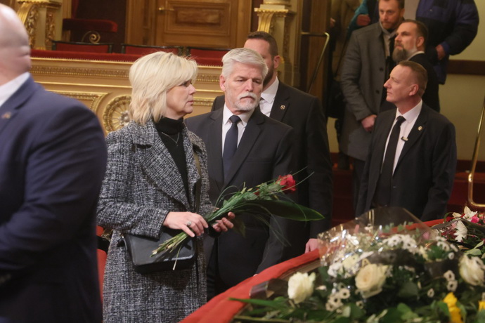 Eva Pavlová vynesla do pražského Národního divadla šedivý zimní kabát a černý rolák.