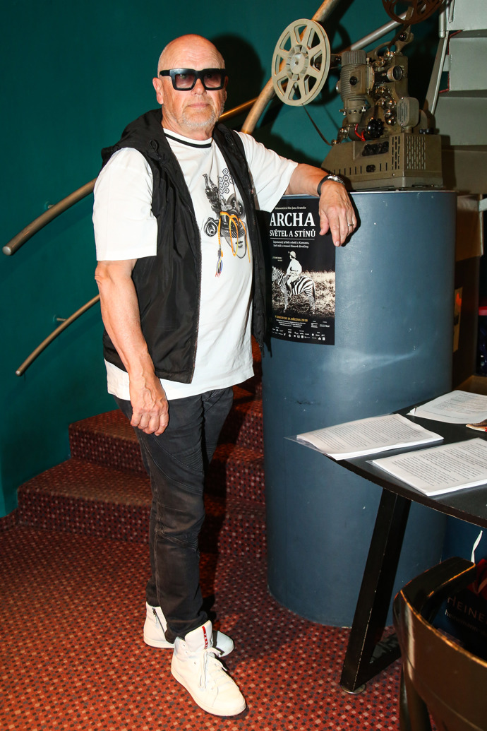 Jiří Korn miluje značku Prada. Tady udělal výjimku a jeho outfitu výjimečně vévodí spíše bílá barva.