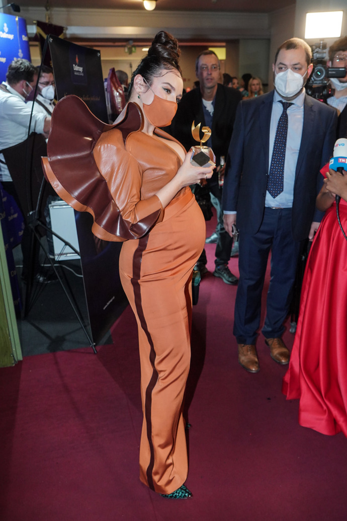 Jako roztomilý motýlek. Při bližším ohledání ale tenhle model těhotné Ewě Farne spíše přidával na atributech femme fatale.