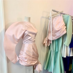 Zoltán Tóth vystudoval design oděvu a obuvi na pražské UMPRUM ještě pod vedením Liběny Rochové.