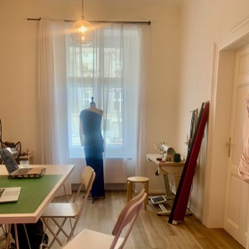 Malý, ale útulný. To je žižkovský ateliér módního návrháře Zoltána Tótha.