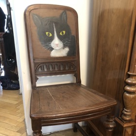 Předvedla nám i židli s kočkou, kterou na ni vlastnoručně namalovala.