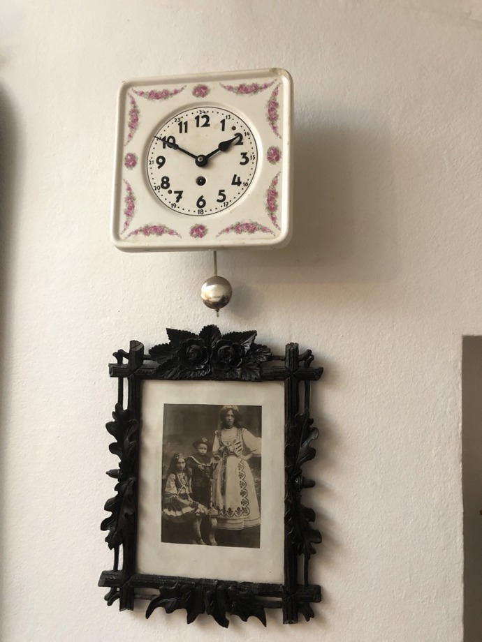 Tuhle fotografii nazývá Petra Černocká sourozenci: uprostřed je její tatínek Pavel,, vlevo je Pavlova sestra, maminka Vlastimila Brodského.