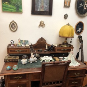 Fotografii Saxany z filmu má Petra na čestném místě na starožitném stolku.