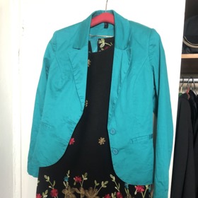 Brčálově zelené sako se k Petře Černocké posunulo také od její dcery Báry.