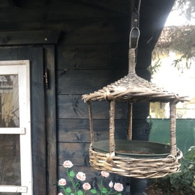 Krmítko pro ptáčky nesmí prý chybět v žádné zahrádce.