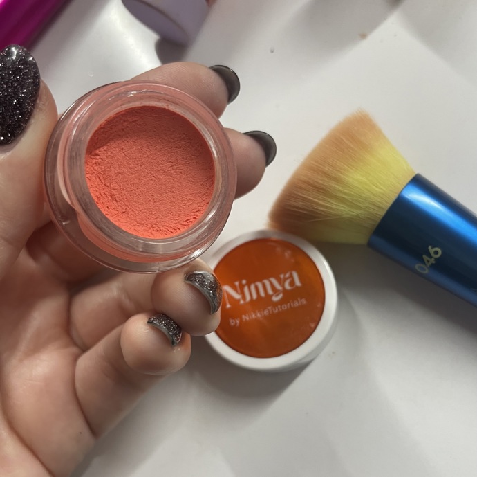 Tvářenka v odstínu Picture Perfect Peach má nádhernou meruňkovou barvu a stojí 360 Kč ne eshopu značky Nimya. 
