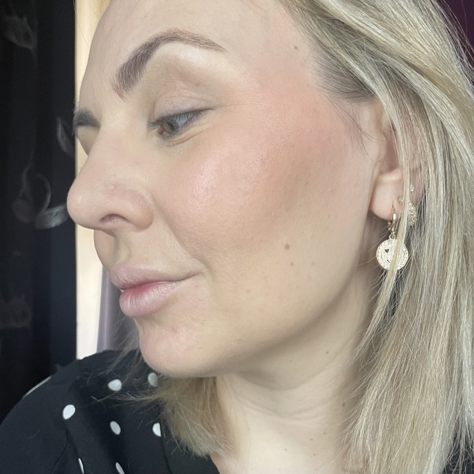 Pokračujeme tvářenkou, kterou jsem objednávala od značky Nimya, založenou Youtuberkou NikkieTutorials. 