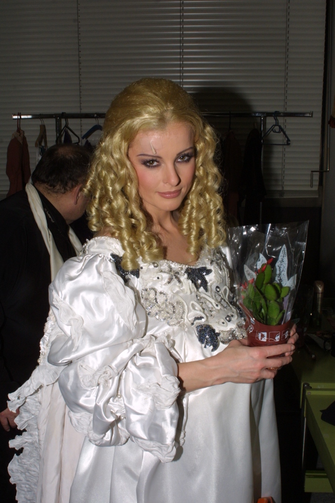 Iveta Bartošová v roce 1995 během premiéry muzikálu Dracula. Pochopitelně se jedná o kudrnatou blond paruku. 