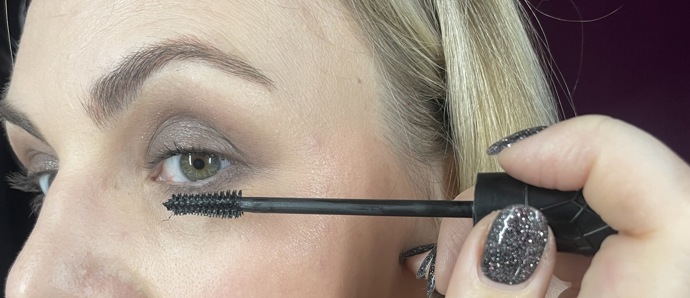 Objevem měsíce března je pro mě nová řasenka Call me Queen od essence. Na fotce vidíte ostřejší umělohmotný kartáček. 