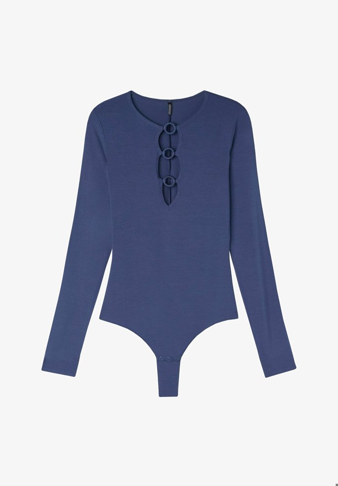 Body s ozdobným dekoltem osloví milovnice ozdobných prvků. (Intimissimi, 1 149 Kč)