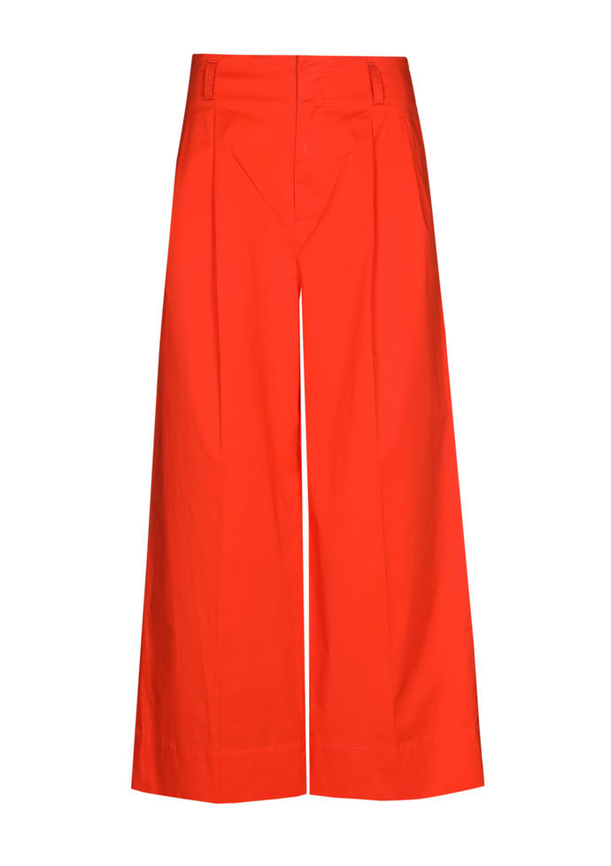 A nesmí samozřejmě chybět ani módní široké kalhoty s vysokým pasem. (C&A, 998 Kč)