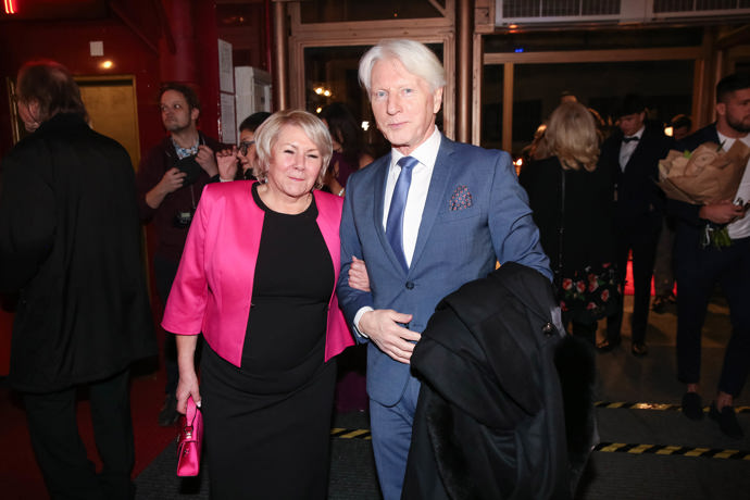 Manželka mistra etikety Ladislava Špačka, Eva, se na muzikálové premiéře odvázala, když oblékla tmavě růžové sako.