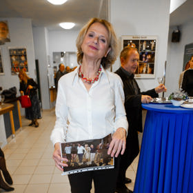 Bílé tenisky nosí Taťjana Medvecká i na slavnostní události v divadle.